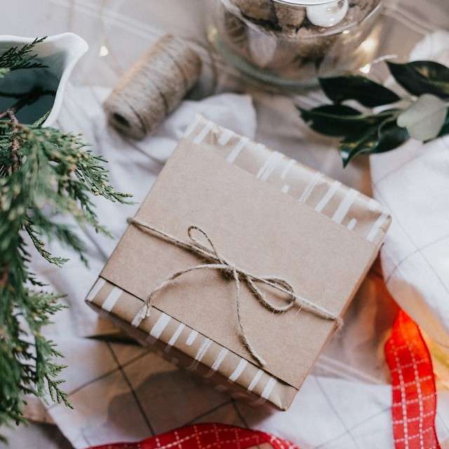 sustainable holiday gift wrapping