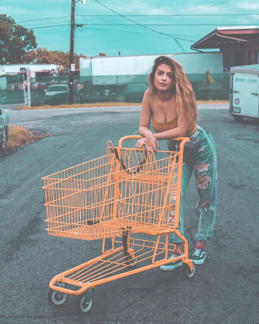 girl with empty shopping cart