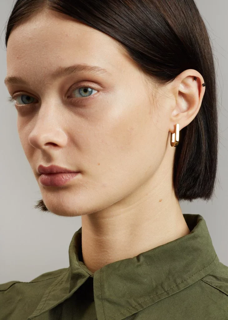 A model in earrings from Otiumberg