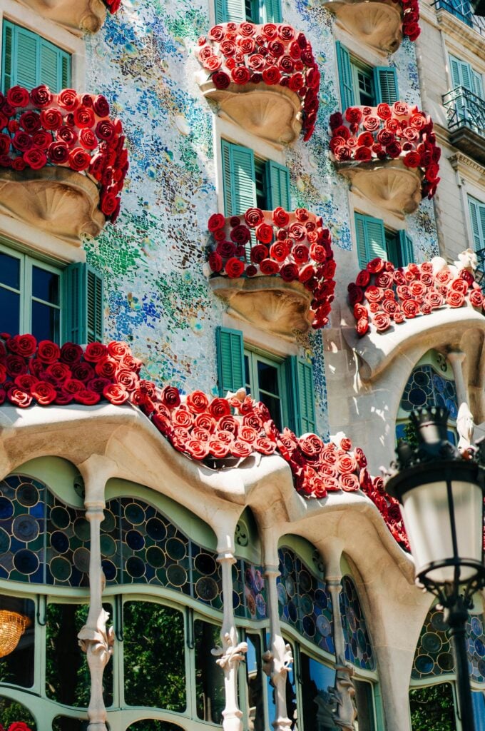 Casa Batllo en el día de Sant Jordi, Barcelona.